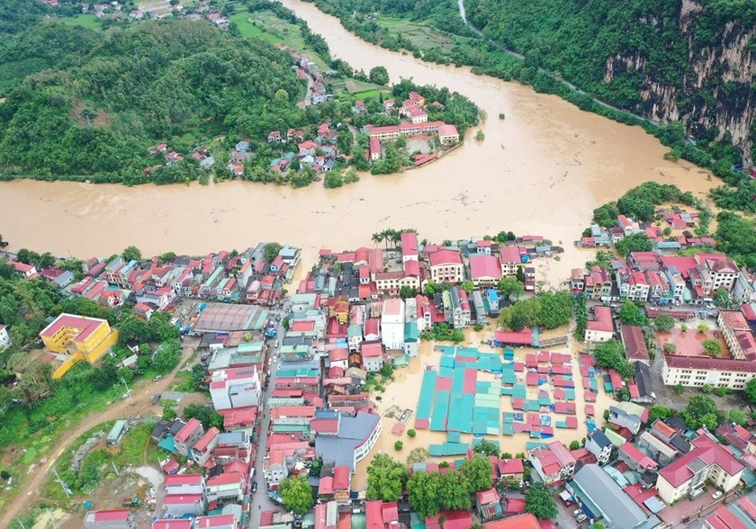 Flood water rose, many places in Lang Son were submerged in water.