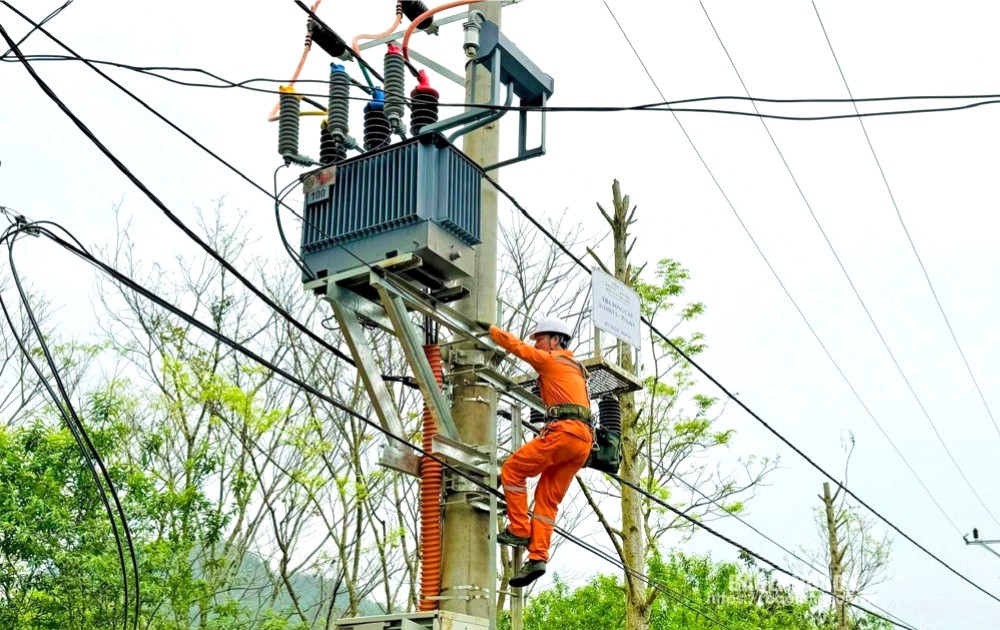 Cán bộ Điện lực Chi Lăng triển khai công trình cải tạo lưới điện hạ áp trên địa bàn huyện Chi Lăng