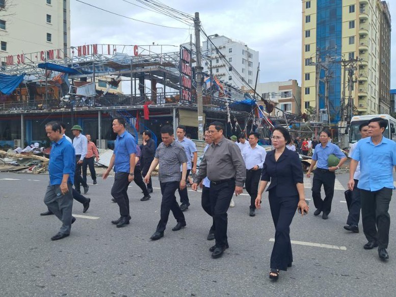 Thủ tướng Phạm Minh Chính đi kiểm tra tình hình thiệt hại, chỉ đạo triển khai các biện pháp cấp bách khắc phục hậu quả cơn bão số 3 tại Quảng Ninh và Hải Phòng - Ảnh: VGP