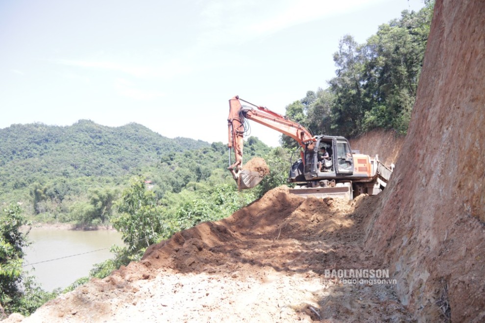 Thi công công trình đường giao thông trên địa bàn xã Hồng Thái, huyện Văn Lãng