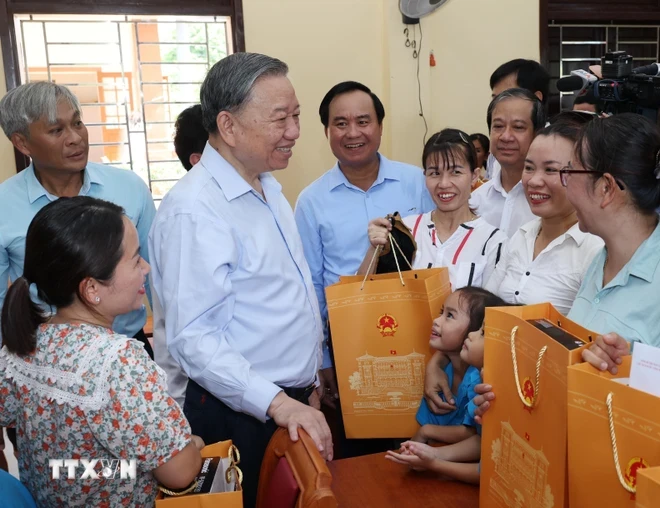 Tổng Bí thư, Chủ tịch nước Tô Lâm tặng quà, động viên nhân dân huyện đảo Cồn Cỏ, tỉnh Quảng Trị. (Ảnh: Lâm Khánh/TTXVN)