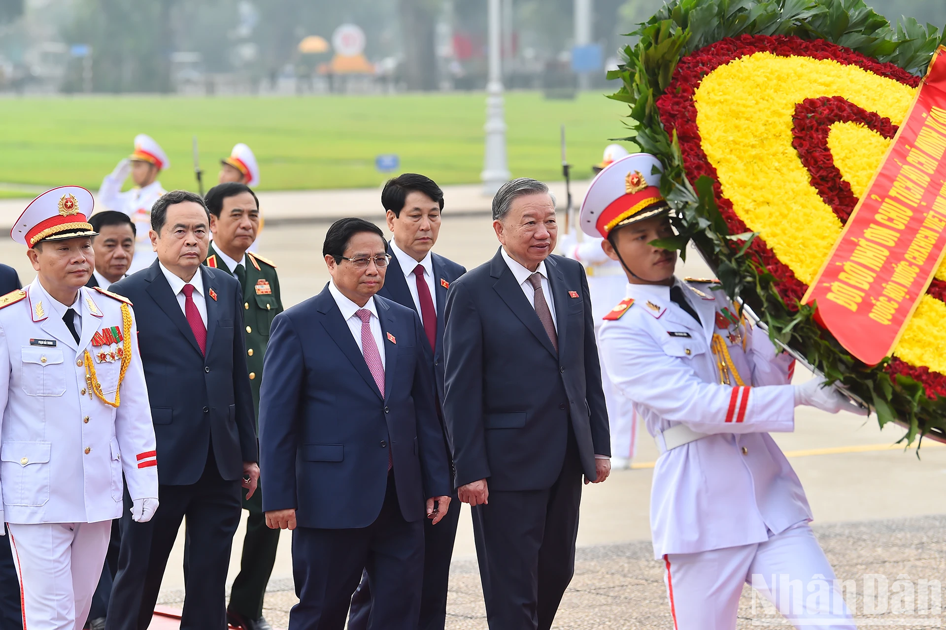 Tổng Bí thư, Chủ tịch nước Tô Lâm, Thủ tướng Phạm Minh Chính, Chủ tịch Quốc hội Trần Thanh Mẫn, Thường trực Ban Bí thư Lương Cường dẫn đầu Đoàn đại biểu vào Lăng viếng Chủ tịch Hồ Chí Minh.