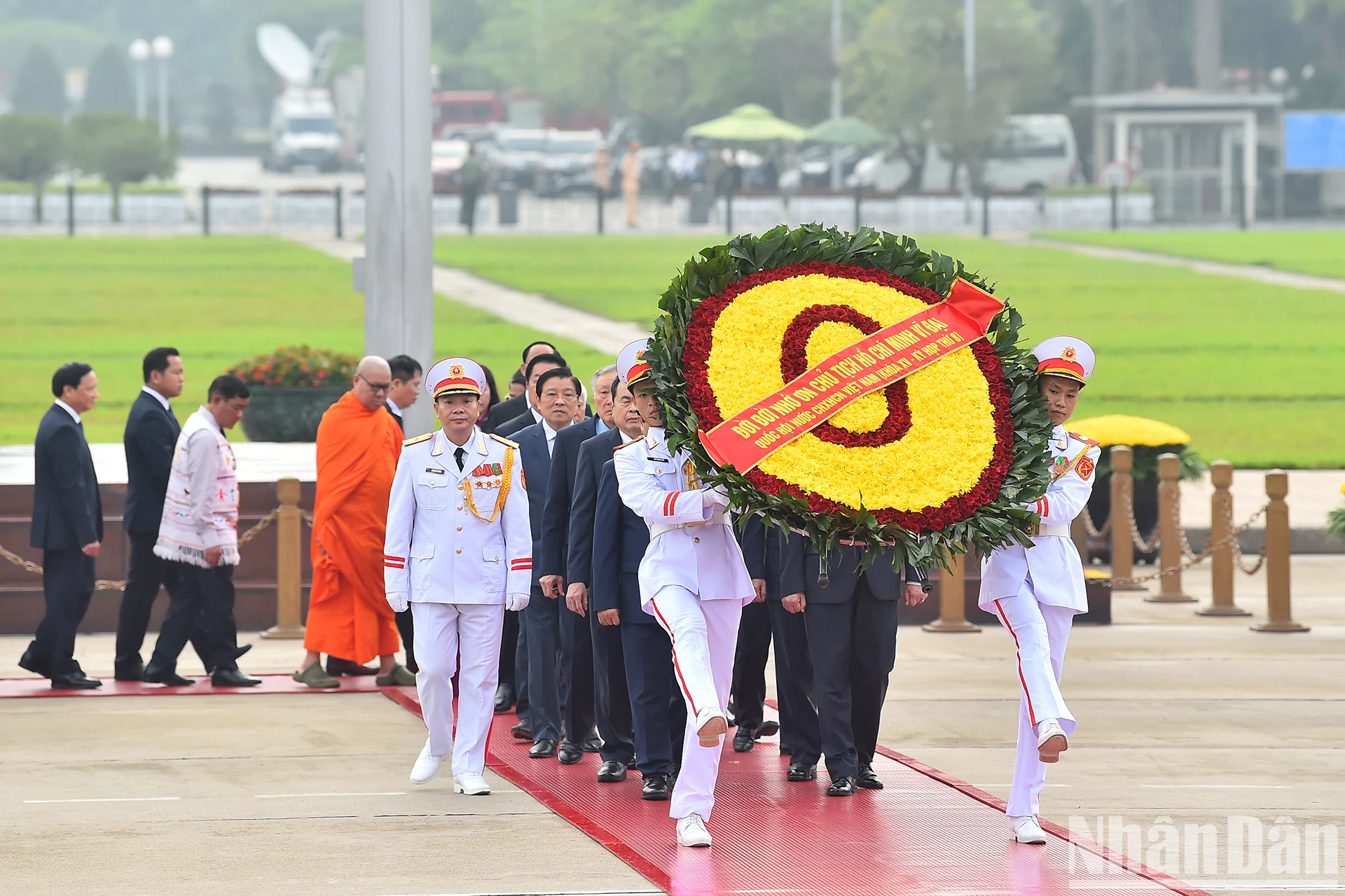 Các đồng chí lãnh đạo Đảng, Nhà nước cùng các đại biểu Quốc hội vào Lăng viếng Chủ tịch Hồ Chí Minh. Vòng hoa của đoàn mang dòng chữ “Đời đời nhớ ơn Chủ tịch Hồ Chí Minh vĩ đại - Quốc hội nước Cộng hòa xã hội chủ nghĩa Việt Nam khóa XV - Kỳ họp thứ 8”.