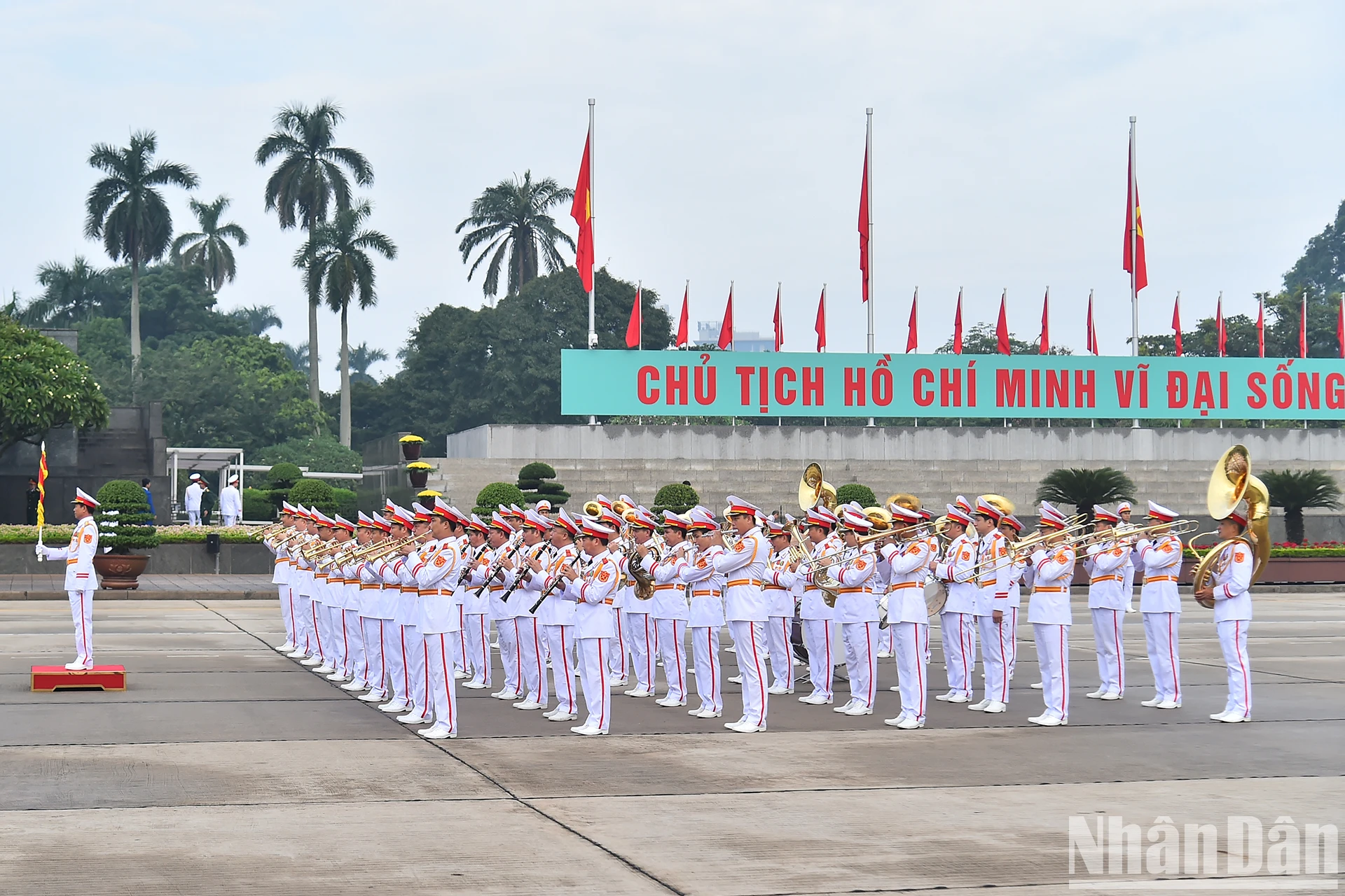 Đoàn Quân nhạc thực hiện nghi thức tại Quảng trường Ba Đình, trước lễ khai mạc Kỳ họp thứ 8, Quốc hội khóa XV.