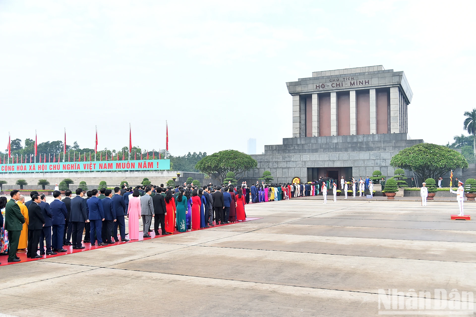 Quang cảnh lễ dâng hoa, vào Lăng viếng Chủ tịch Hồ Chí Minh của Đoàn đại biểu Quốc hội tại Quảng trường Ba Đình lịch sử.