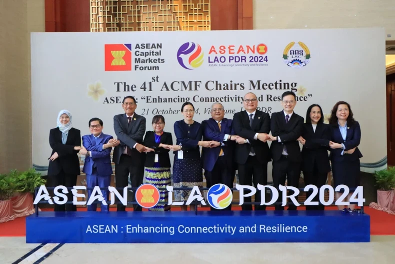 Các Chủ tịch Ủy ban Chứng khoán Nhà nước của Diễn đàn thị trường vốn ASEAN bắt tay lưu niệm.