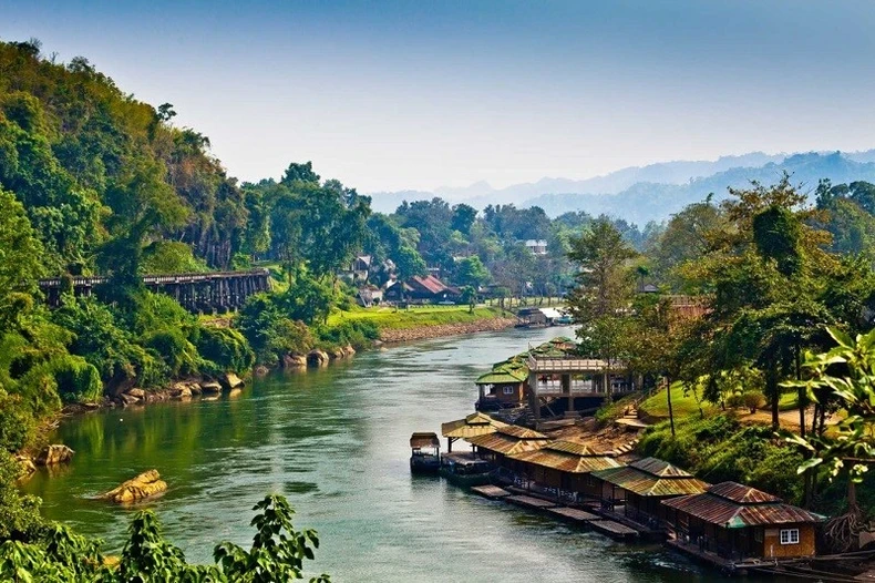 Kanchanaburi, một tỉnh miền núi nằm bên dòng sông Kwai thơ mộng, thu hút nhiều du khách Việt ghé thăm gần đây.