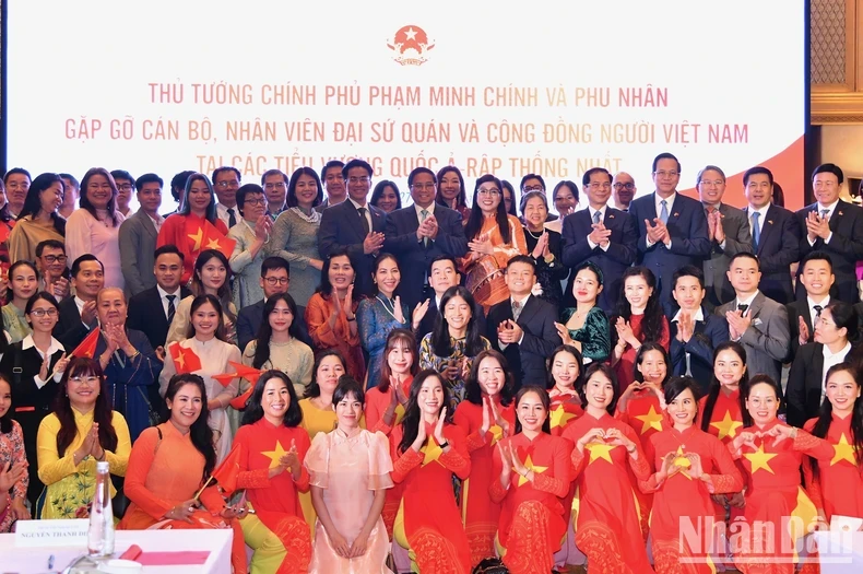 Thủ tướng Phạm Minh Chính và Phu nhân chụp ảnh chung với cán bộ, nhân viên Đại sứ quán, bà con cộng đồng người Việt Nam tại UAE (Ảnh: Thanh Giang).