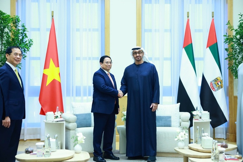 Sau lễ đón chính thức, Thủ tướng Chính phủ Phạm Minh Chính hội đàm hẹp với Tổng thống UAE Sheikh Mohammed bin Zayed Al Nahyan. Nhân dịp này, hai Nhà lãnh đạo đã nhất trí nâng cấp quan hệ song phương lên Đối tác Toàn diện - Ảnh: VGP/Nhật Bắc