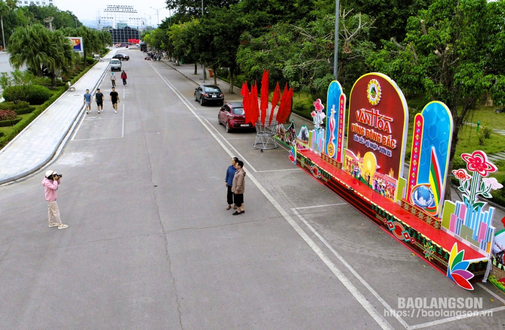 Các mô hình, pano cỡ lớn được dựng lên tại Công viên Chi Lăng, phường Chi Lăng, thành phố Lạng Sơn đã được dựng lên phục vụ công tác tuyên truyền Ngày hội