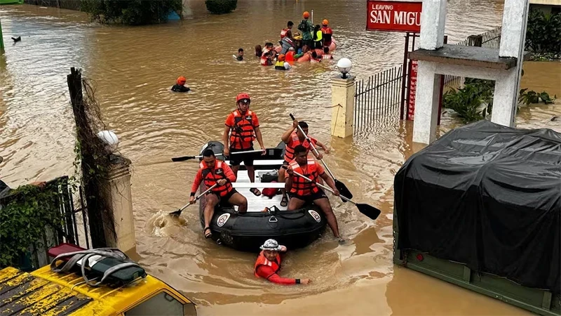 Lực lượng chức năng Philippines sơ tán người dân sau khi nước dâng cao do mưa lớn do bão Trà Mi gây ra. (Ảnh: Reuters)