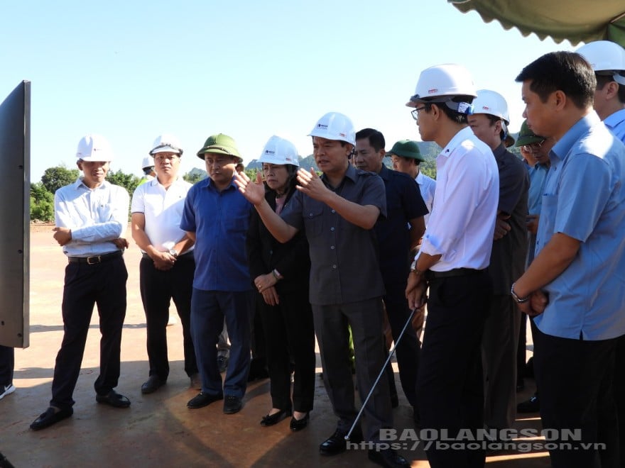 Đồng chí Bí thư Tỉnh ủy và các thành viên đoàn công tác kiểm tra hiện trường dự án cao tốc Đồng Đăng-Trà Lĩnh