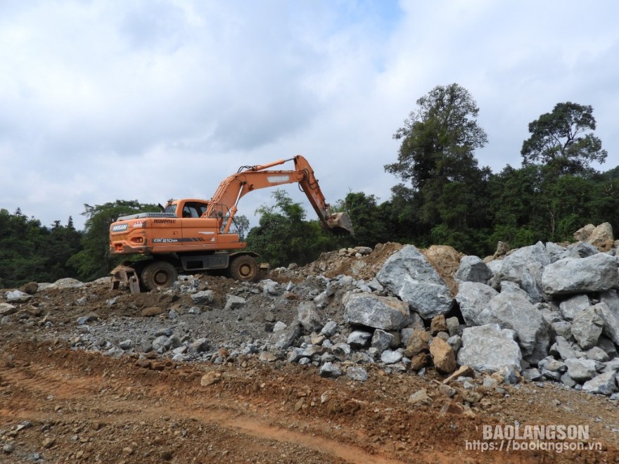 Khu vực bãi đổ thải hiện đã đổ đất thừa vượt quá thiết kế được duyệt