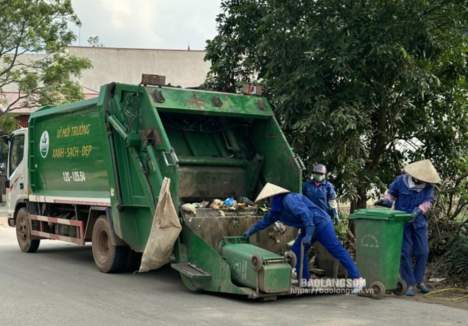 Hoạt động thu gom rác thải của HTX Tiến Đạt, thị trấn Lộc Bình, huyện Lộc Bình