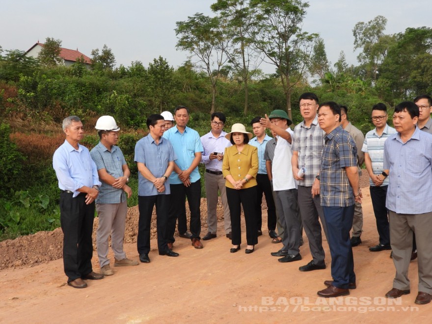 Đại diện lãnh đạo huyện Lộc Bình báo cáo đồng chí Chủ tịch HĐND tỉnh về công tác giải phóng mặt bằng