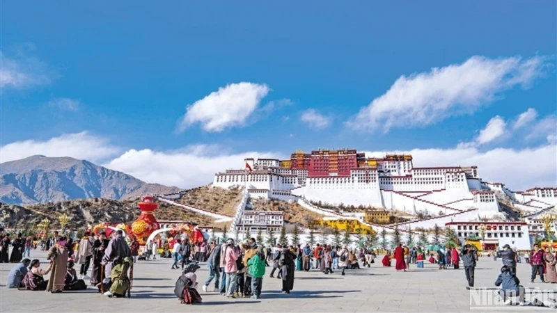 Cung điện Potala (Bố Đạt La), công trình biểu tượng của Tây Tạng, nơi được mệnh danh là “hòn ngọc của cao nguyên”. (Ảnh: HỮU HƯNG)