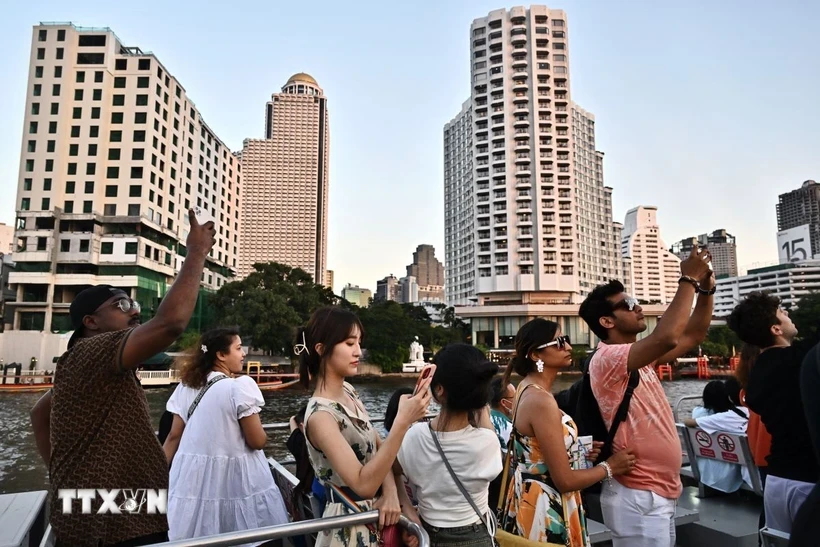 Khách du lịch đi thuyền trên sông Chao Praya ở Bangkok, Thái Lan. (Ảnh: AFP/TTXVN)