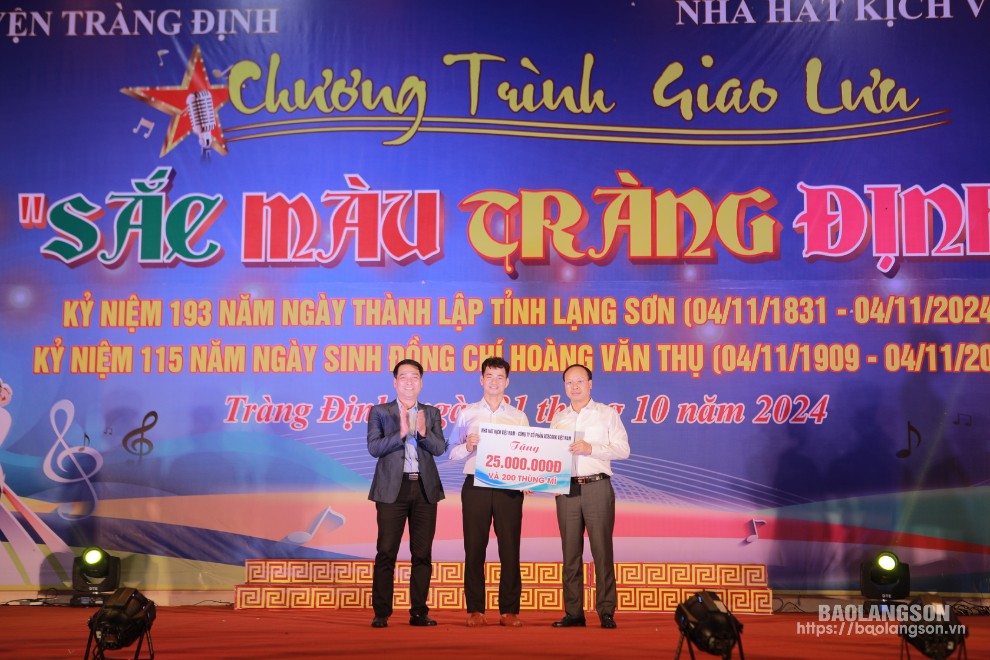 Lãnh đạo Nhà Hát kịch Việt Nam trao biểu trưng quà tặng cho UBND huyện Tràng Định