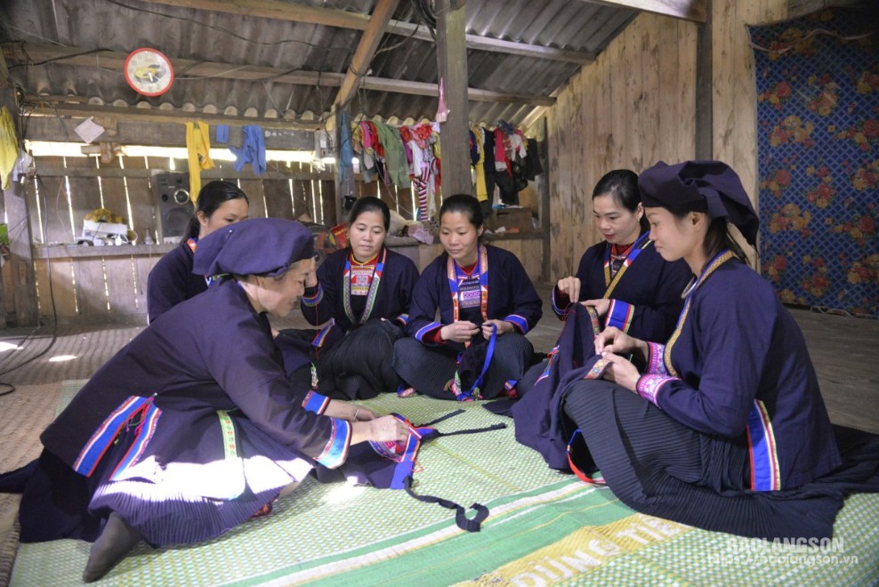 Người Mông Đen xã Cao Minh, huyện Tràng Định truyền dạy nghề thêu truyền thống 