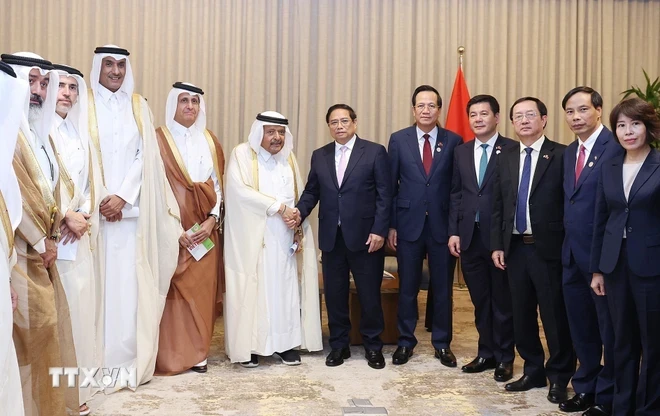 Thủ tướng Phạm Minh Chính tiếp đoàn doanh nghiệp do ông Sheikh Faisal bin Qassim Al Thani, Chủ tịch Hiệp hội Doanh nghiệp Qatar (QBA) dẫn đầu. (Ảnh: Dương Giang/TTXVN)