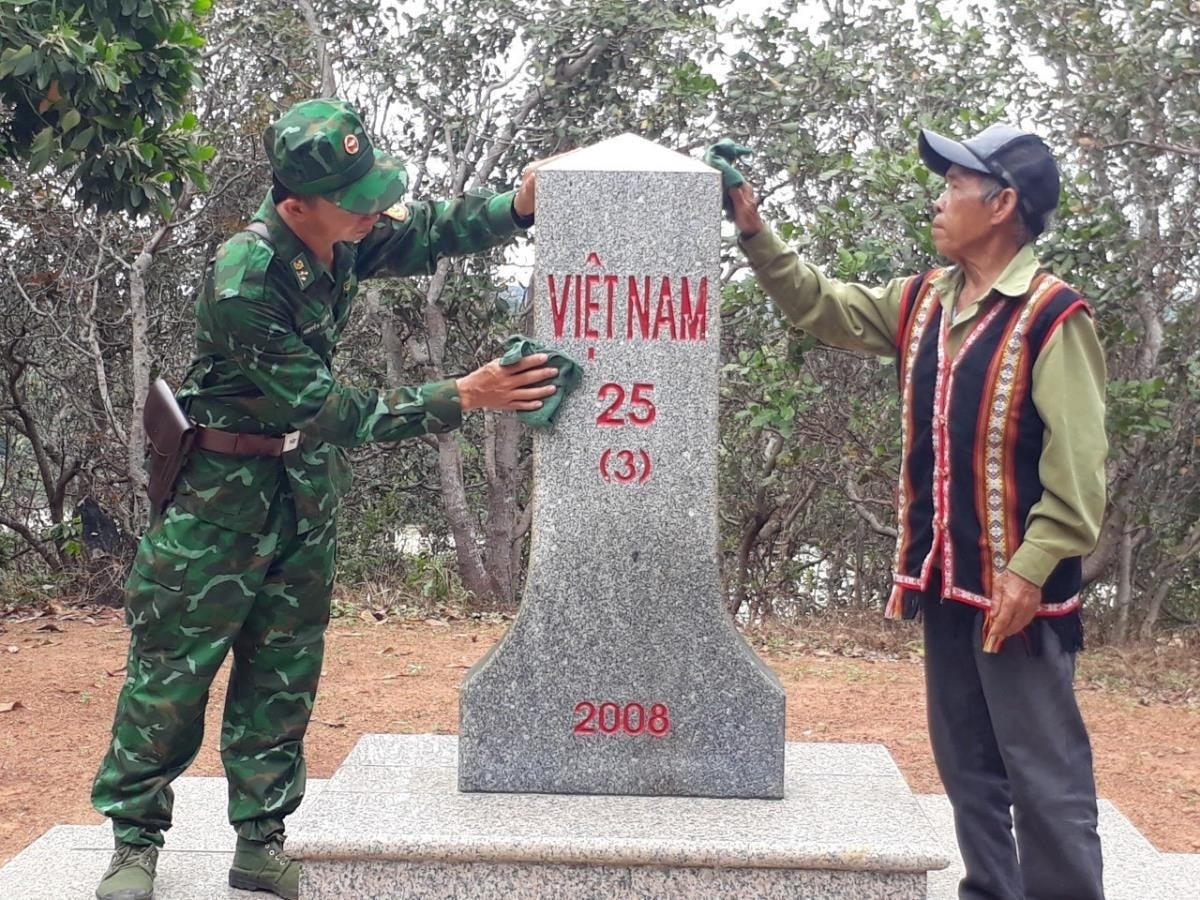 Ông Ksor Bơng, Người có uy tín làng Bi, xã Ia O huyện Ia Grai cùng BĐBP Gia Lai bảo vệ đường biên, cột mốc (Ảnh: Kiên Quyết).