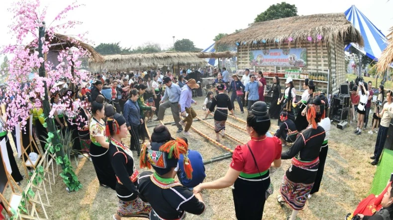 Nhân dân các bản văn hóa du lịch cộng đồng tại Điện Biên chung vui cùng du khách.