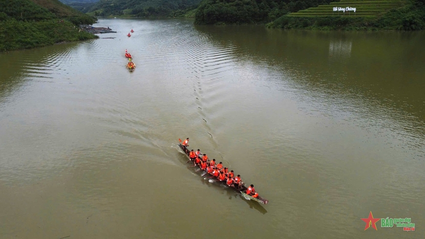 Lễ hội đua thuyền truyền thống hứa hẹn sẽ mang đến những cuộc tranh tài quyết liệt, đầy sôi động và hào hứng trên dòng sông Chừng. 