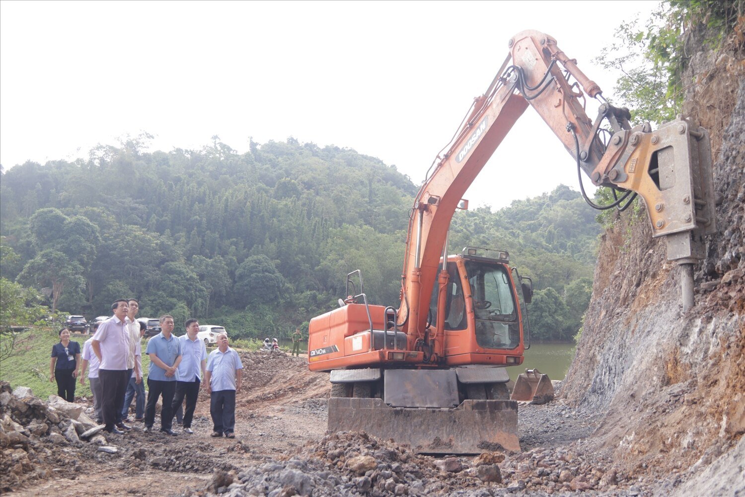 Lãnh đạo tỉnh Lạng Sơn, huyện Văn Quan kiểm tra thực tế tiến độ thi công công trình xây dựng cơ sở hạ tầng trên địa bàn huyện Văn Quan