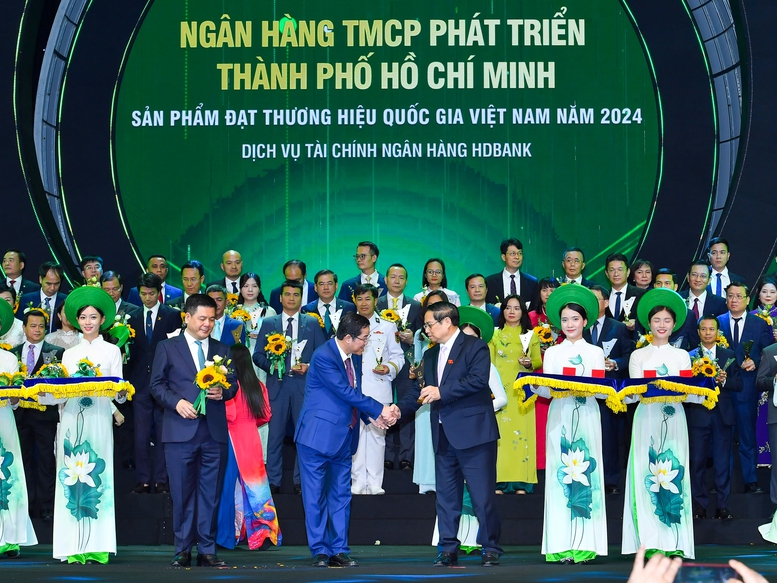 Thủ tướng Phạm Minh Chính trao danh hiệu Thương hiệu Quốc gia cho Ngân hàng TMCP Phát triển TPHCM - Ảnh: VGP/Nhật Bắc