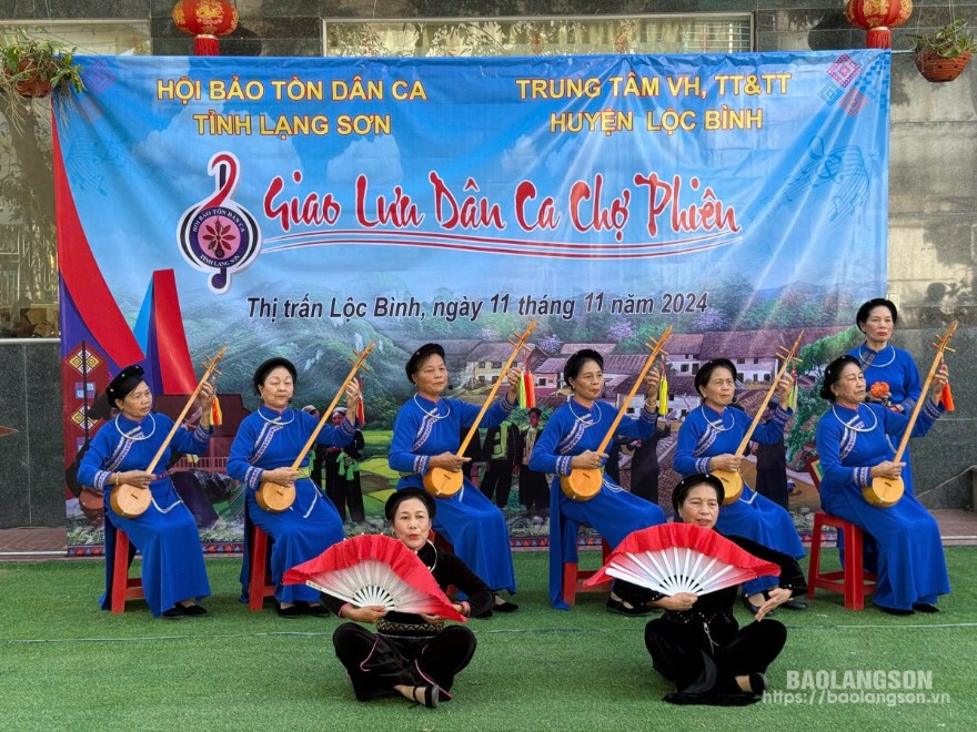 Tiết mục hát then đàn tính “Lộc Bình quê hương em” do Câu lạc bộ then thị trấn Lộc Bình (huyện Lộc Bình) biểu diễn