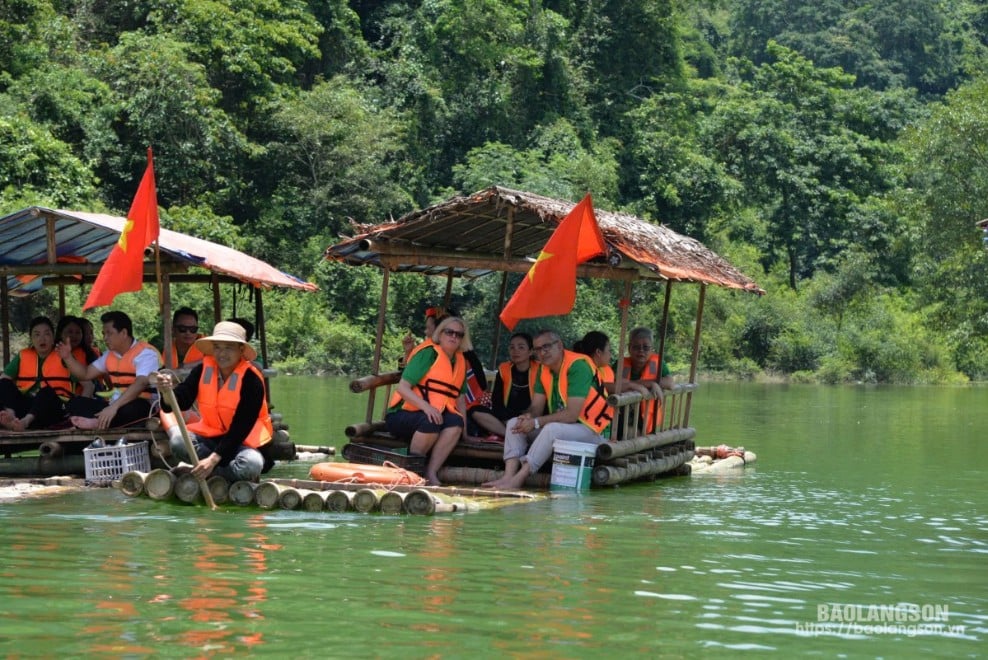 Đoàn chuyên gia UNESSCO khảo sát tại điểm du lịch Đồng Lâm, xã Hữu Liên, huyện Hữu Lũng (ảnh: Tuyết Mai)