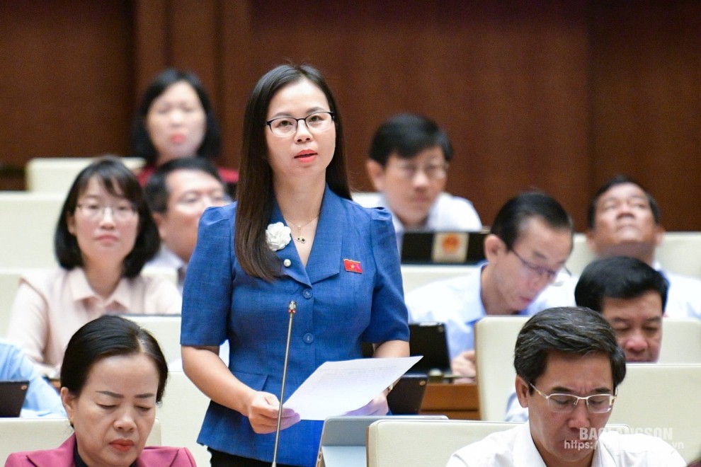 Đại biểu Chu Thị Hồng Thái, Đoàn ĐBQH tỉnh nêu ý kiến chất vấn Bộ trưởng Bộ Thông tin và Truyền thông