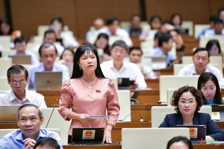  Đại biểu Tạ Thị Yên (Đoàn Điện Biên) nêu câu hỏi chất vấn. Ảnh: TRỌNG HẢI