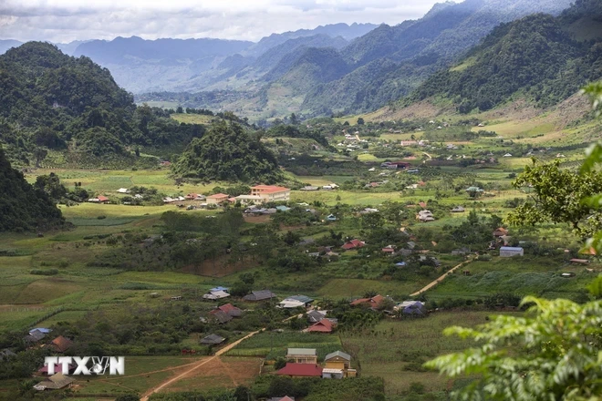 Xóm Thung Mặn xã Hang Kia (Mai Châu, Hòa Bình) với khung cảnh xanh mát, bình yên. (Ảnh: Trọng Đạt-TTXVN)