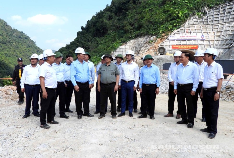 Thủ tướng Chính phủ Phạm Minh Chính kiểm tra thực địa các mũi thi công tại xã Hạnh Phúc, huyện Quảng Hòa