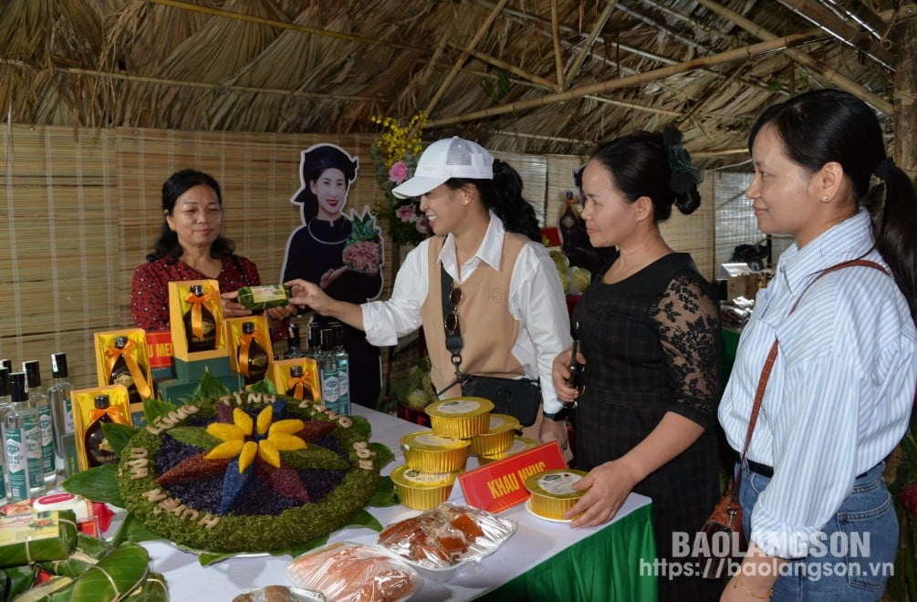 Du khách tham quan gian hàng trưng bày sản phẩm OCOP và các sản phẩm ẩm thực của huyện Hữu Lũng