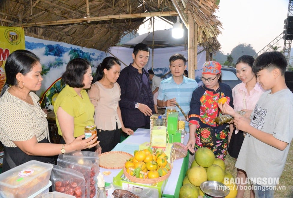 Du khách tham quan tại gian hàng trưng bày sản phẩm OCOP của huyện Bắc Sơn