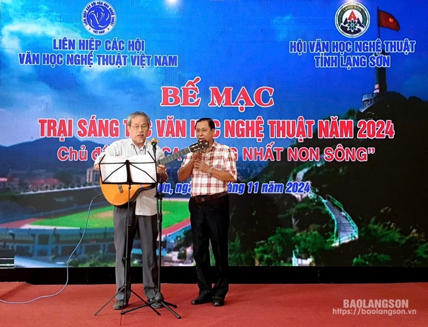 Tác giả Bùi Minh Tấn, chuyên ngành âm nhạc (Hội VHNT tỉnh Lạng Sơn) trình bày ca khúc 