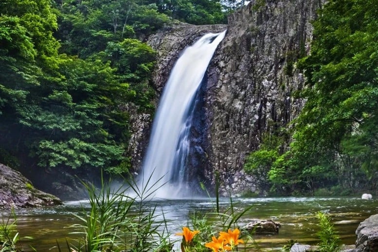 Thác nước trong địa điểm Jiksofall, Công viên địa chất toàn cầu UNESCO Bờ biển phía Tây Jeonbuk, Hàn Quốc.