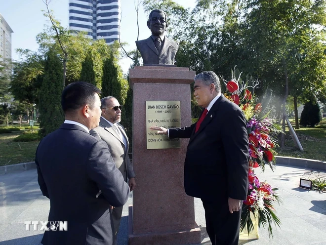 Đoàn đại biểu Đảng MIU Dominicana tham quan tượng đài Nhà văn, Nhà tư tưởng Juan Bosch Gavĩno tại Công viên Hòa Bình, Hà Nội, ngày 4/12/2019. (Ảnh: Phạm Kiên/TTXVN)