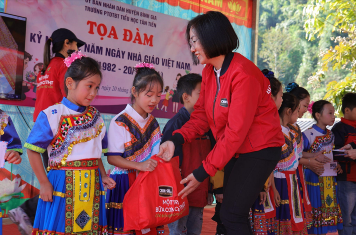 Hình ảnh đại diện nhãn hàng Chin-su trao quà tặng các em học sinh trường Tiểu học Tân Tiến, Bản Pe, Lạng Sơn trong ngày 20/11.