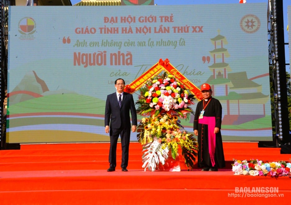 Đồng chí Dương Xuân Huyên, Ủy viên Ban Thường vụ Tỉnh ủy, Phó Chủ tịch Thường trực UBND tỉnh thay mặt Tỉnh ủy - HĐND - UBND - Ủy Ban MTTQ Việt Nam tỉnh tặng hoa chúc mừng đại hội