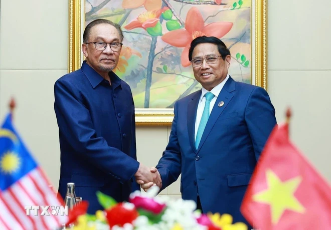 Thủ tướng Phạm Minh Chính gặp Thủ tướng Malaysia Anwar Ibrahim trong chuyến tham dự Hội nghị Cấp cao ASEAN lần thứ 44, 45 và các hội nghị cấp cao liên quan tại Vientiane (Lào). (Ảnh: Dương Giang/TTXVN)