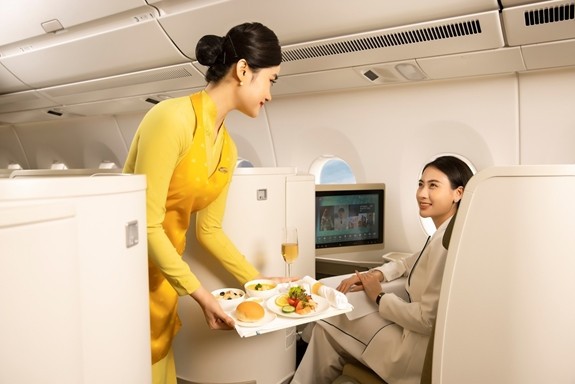 Dịch vụ của Vietnam Airlines không chỉ mang tới trải nghiệm tiện nghi, hiện đại mà còn mang dấu ấn văn hóa Việt Nam.