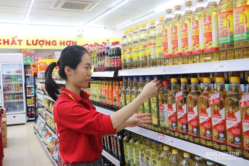 Nhân viên cửa hàng Winmart+ tại đường Bà Triệu, thành phố Lạng Sơn sắp xếp hàng hóa lên kệ hàng