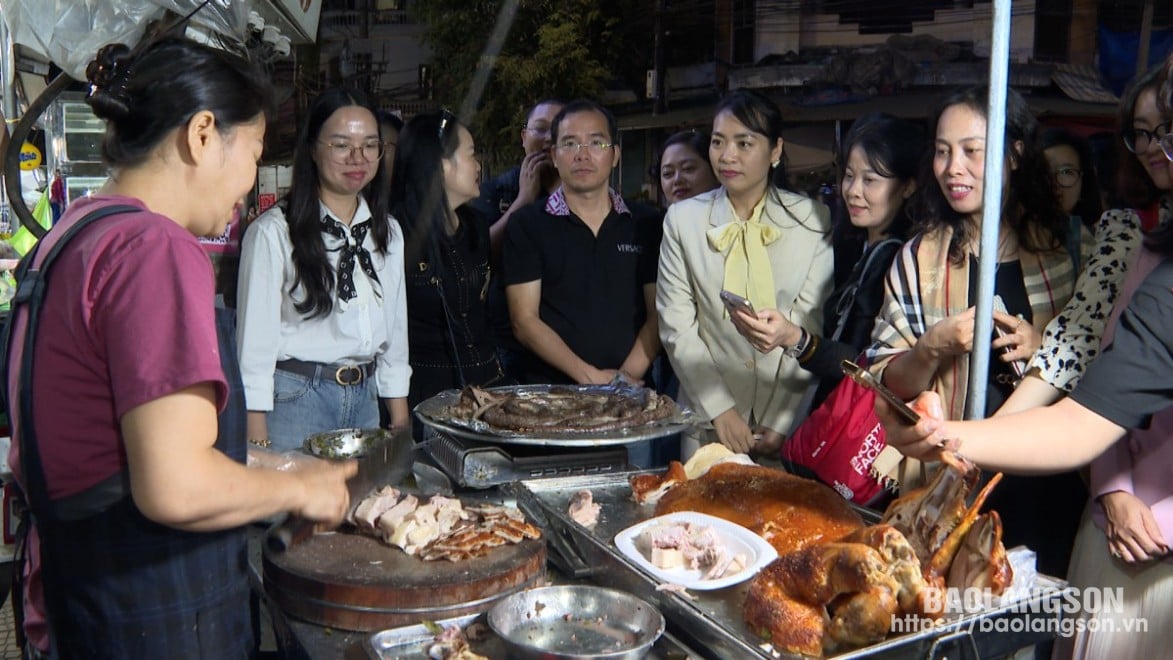 Đoàn khảo sát tham quan và nghe giới thiệu về sản phẩm đặc sản Lợn quay tại  cơ sở chế biến Lợn quay Thanh Nhài, phường Vĩnh Trại, thành phố Lạng Sơn