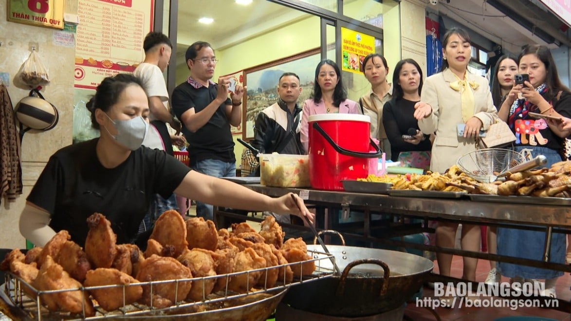 Đoàn khảo sát tham quan, trải nghiệm quy trình làm bánh tại quán áp chao Xuân Sửu (số 8 phố Thân Thừa Quý, phường Vĩnh Trại, thành phố Lạng Sơn)