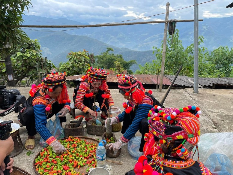 Bà con Hà Nhì chế biến sản phẩm ớt trung đoàn - sản phẩm OCOP nổi tiếng của Lai Châu - Ảnh: VGP/Trần Huỳnh