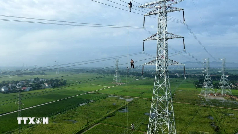 Thi công đường dây 500kV mạch 3. (Ảnh: Việt Hoàng/TTXVN)