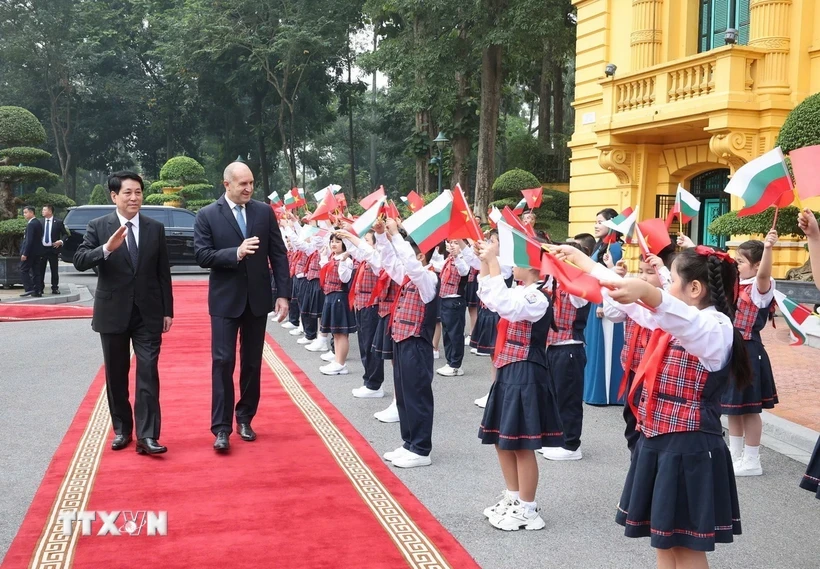 Thiếu nhi Hà Nội chào mừng Tổng thống Bulgaria Rumen Radev và Phu nhân thăm chính thức Việt Nam. (Ảnh: Lâm Khánh/TTXVN)